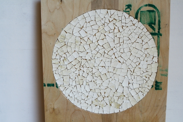 Straußeneischale, im Holz versenkt – Kunstobjekt von Rose Fiedler, Atelier Rutesheim, Stuttgart